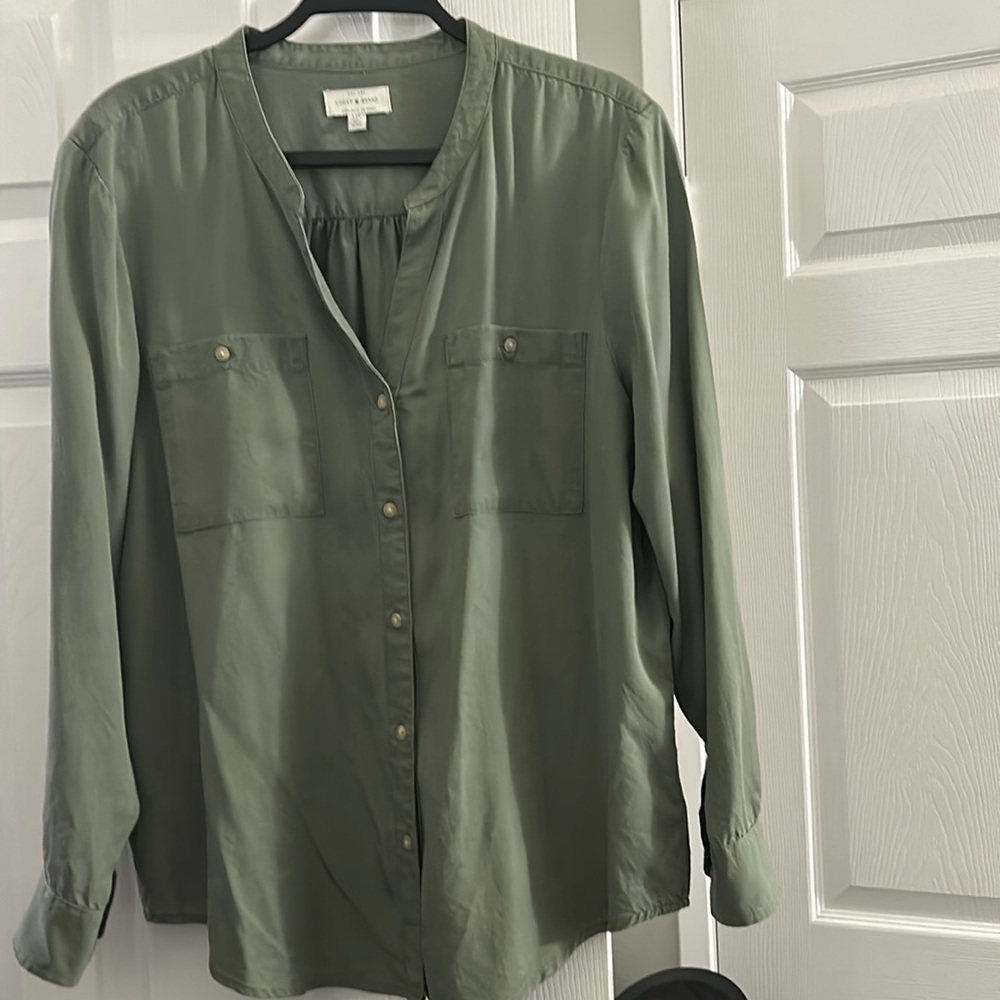 Lucky brand olive, long sleeve shirt size large in good condition.